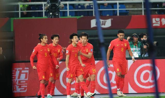 中国足球队在国际赛事中崭露头角，引发关注