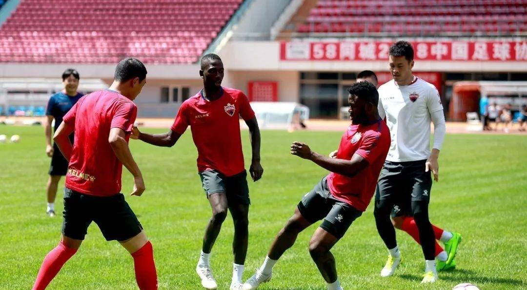 中国足球队在国际赛事中崭露头角，引发关注